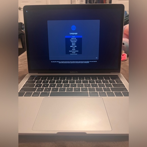 Macbook Pro 13 inch with Touchbar - Picture 2 of 6